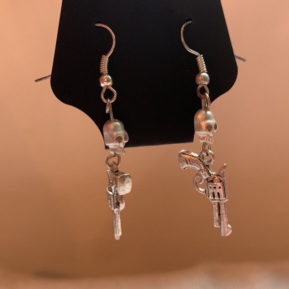 🤠💀 Handmade Skull & Revolver Bracelet & Earrings Set 💀🤠 - Picture 8 of 11
